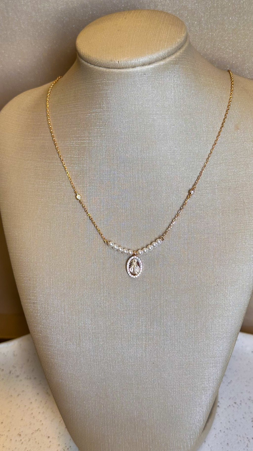 Colar Medalha com Pérolas Moissanite Prata 925