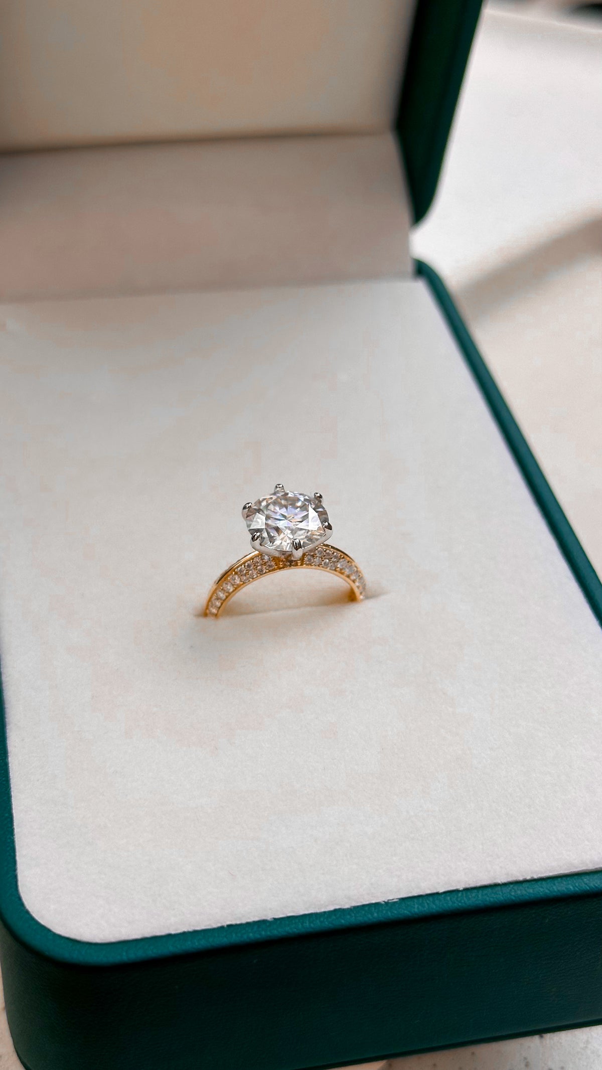 Anel Milano Moissanite Prata 925 ouro 18k aro microcravejado — Rubiê Joias