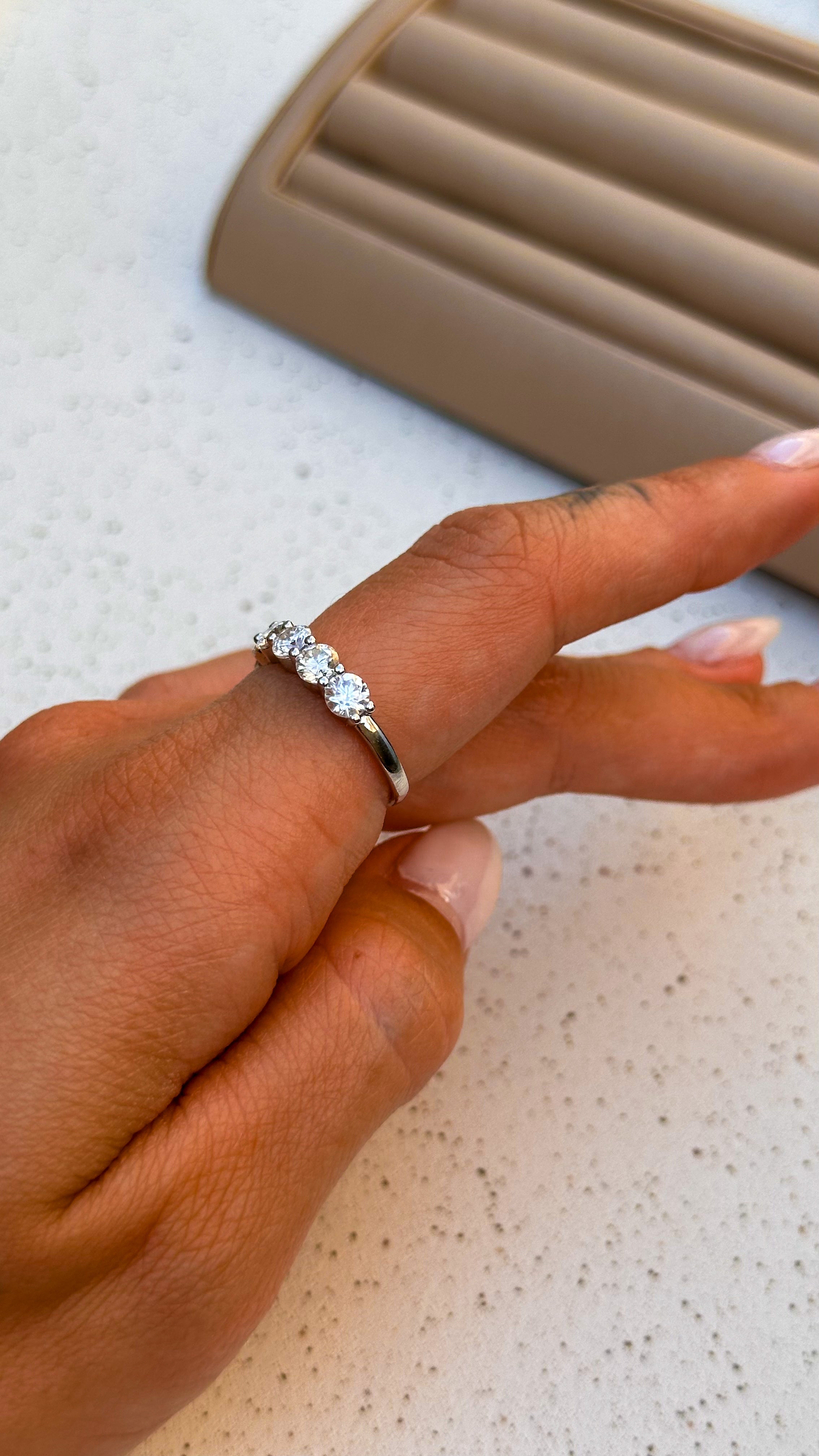 Anel Meia Aliança 4mm Moissanite Prata 925