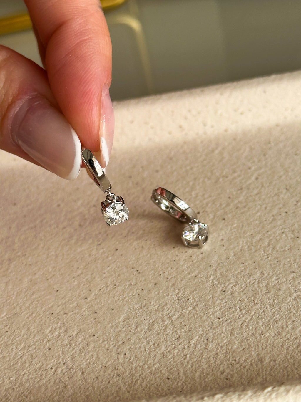 Argola Ponto de Luz Moissanite Prata 925
