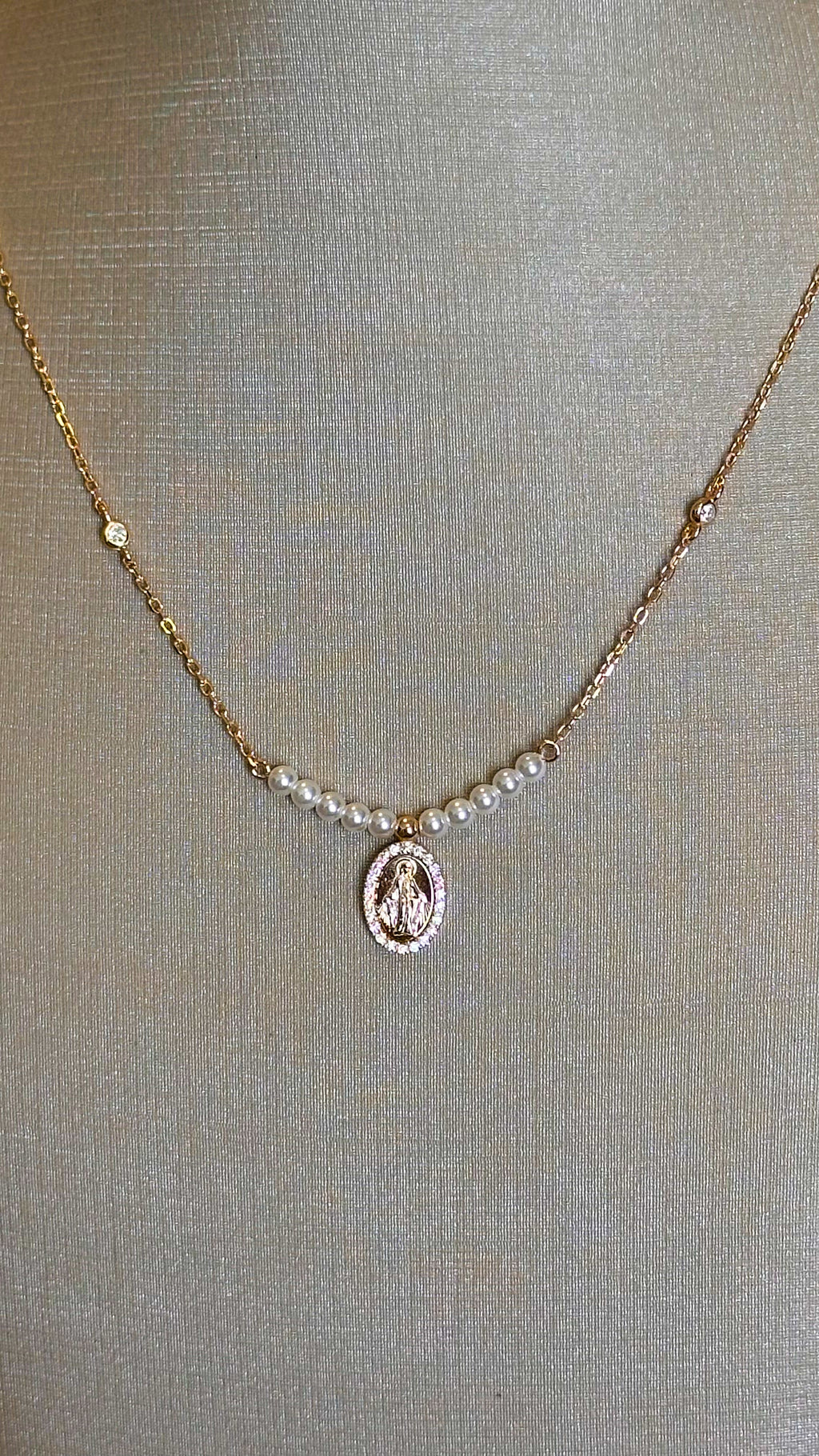 Colar Medalha com Pérolas Moissanite Prata 925