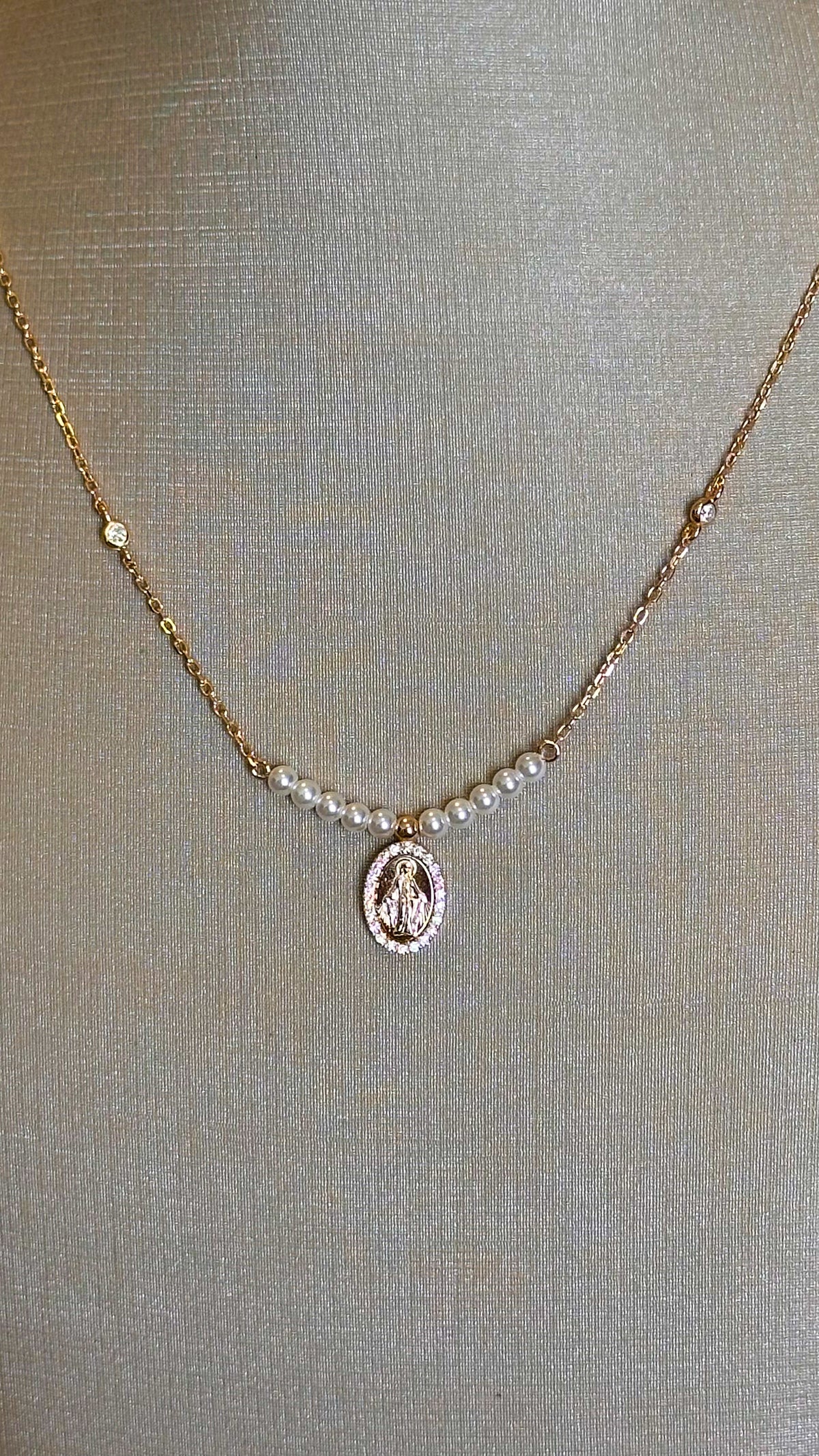 Colar Medalha com Pérolas Moissanite Prata 925